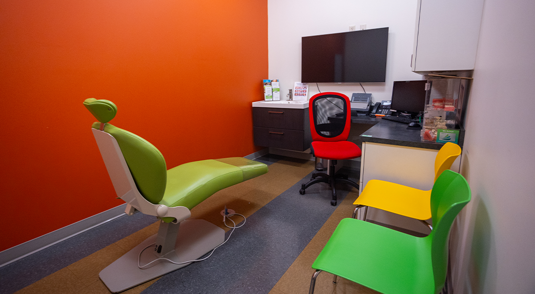 Green orthodontic treatment chair