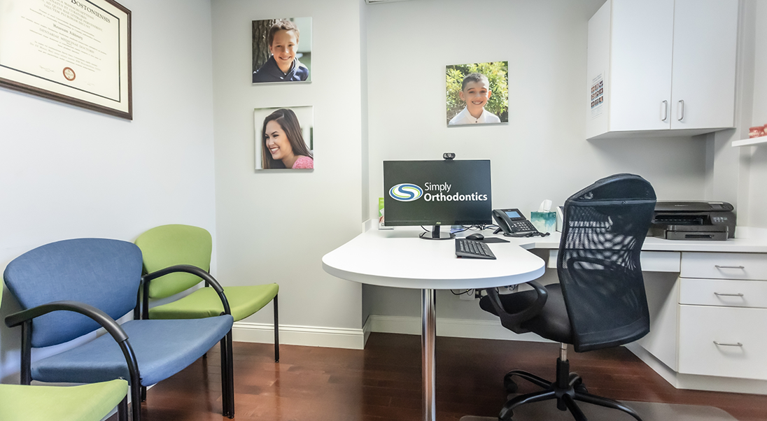 Desk with a computer in the consultation room