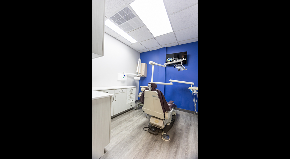 Treatment room with one blue wall