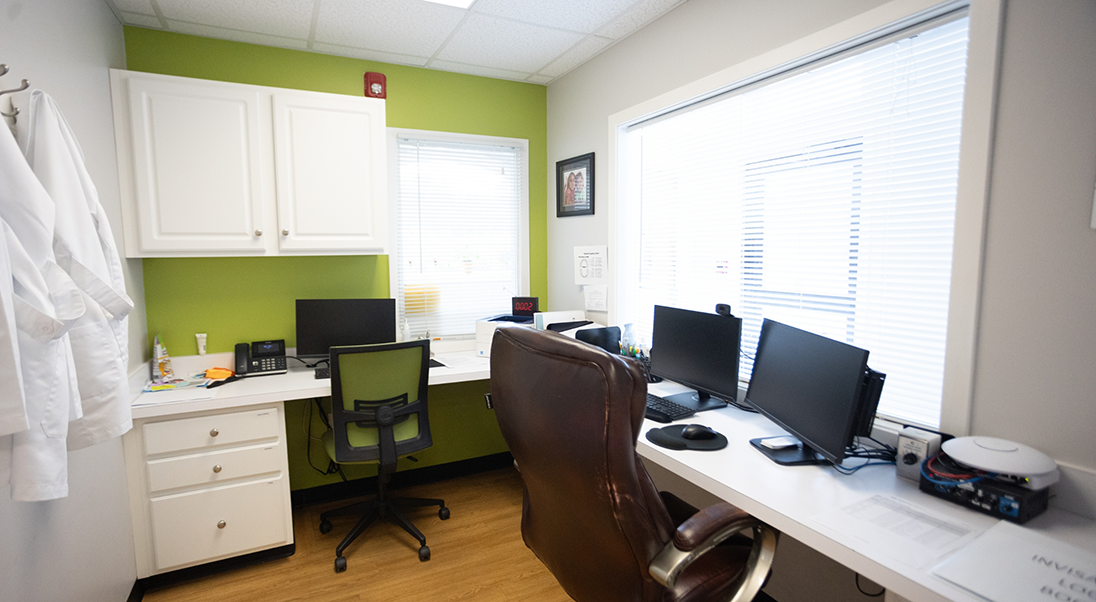 Room with an office desk with a computer