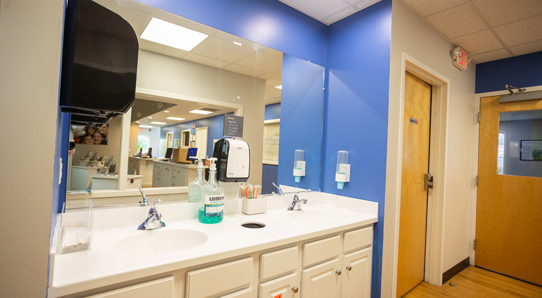 Sink and mirror in the hallway