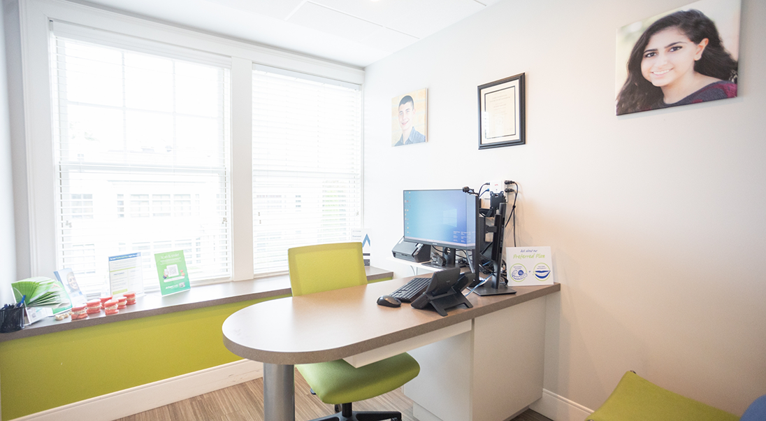 Consultation room with a desk and a computer